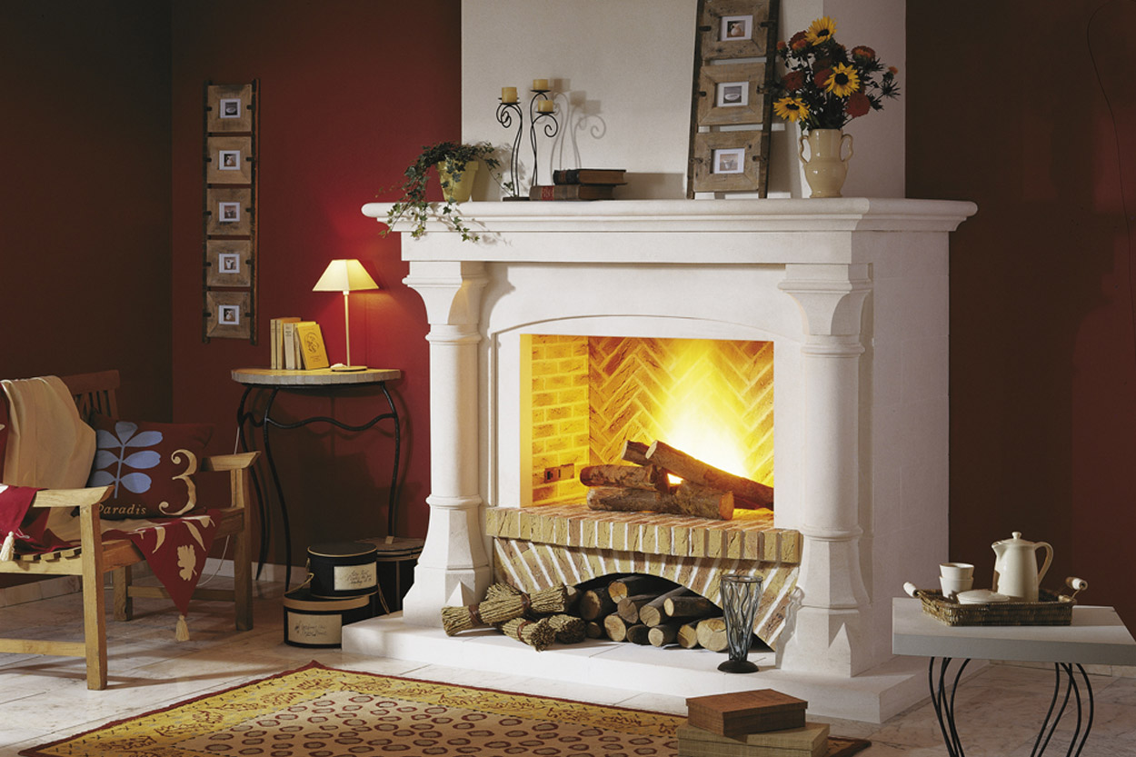 cfb-cheminees-classique-02.jpg : Cheminée traditionnelle en pierre avec foyer ouvert et manteau décoratif - Cheminées Philippe à Dax