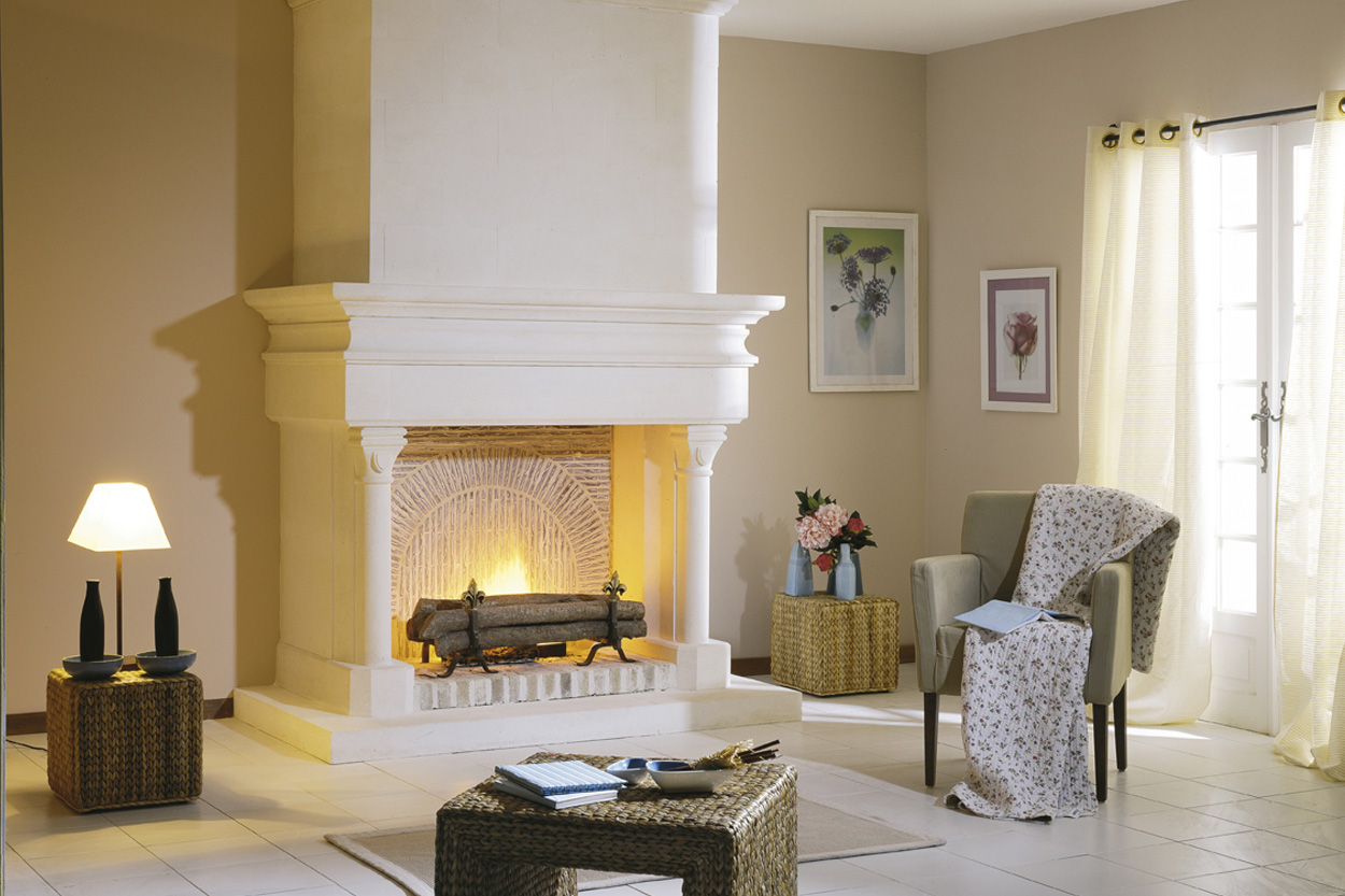 Cheminée classique blanche avec foyer ouvert dans un intérieur lumineux - Cheminées Philippe à Dax