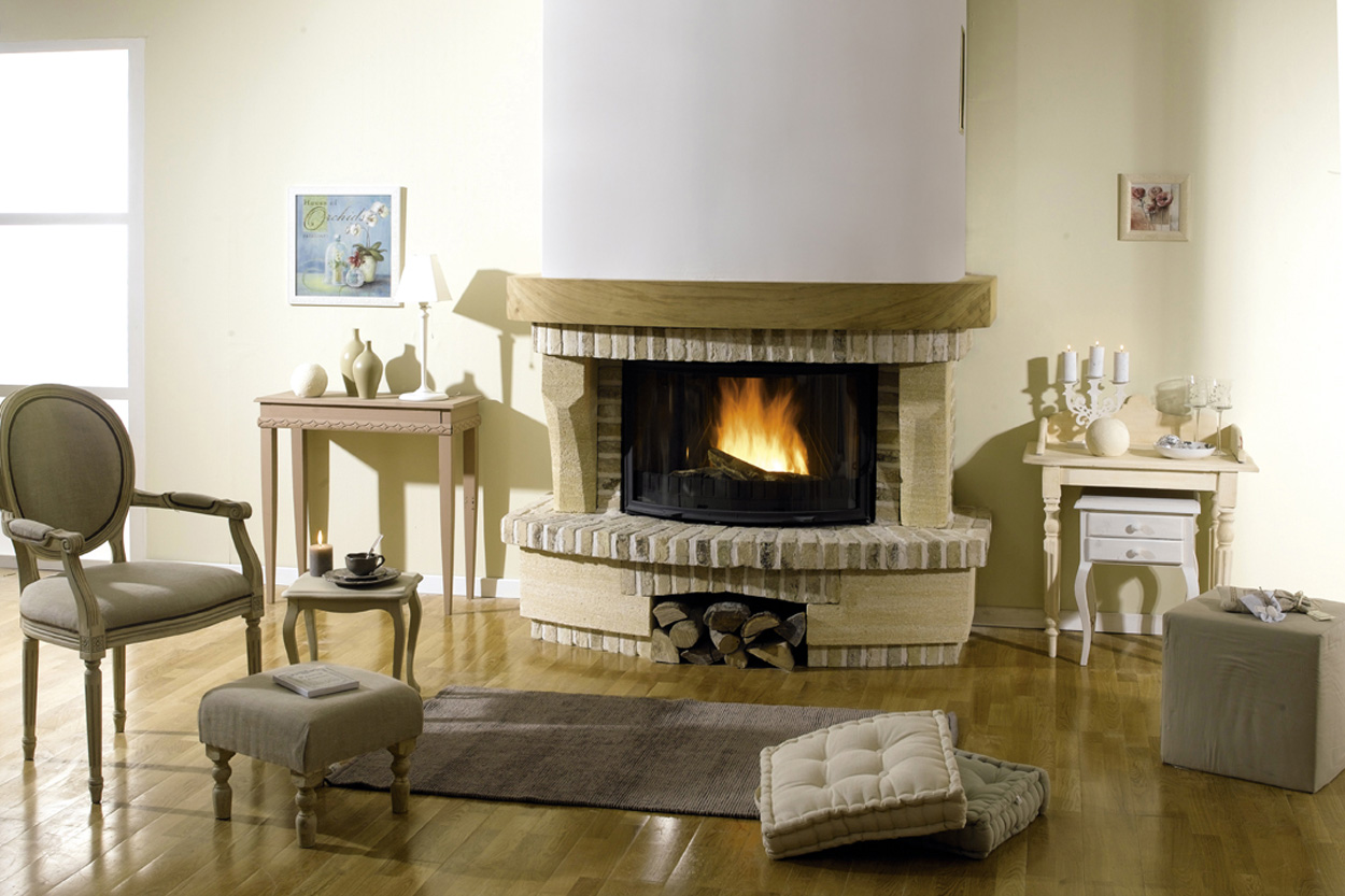 Cheminée traditionnelle en pierre avec insert arrondi et réserve de bois - Cheminées Philippe à Dax
