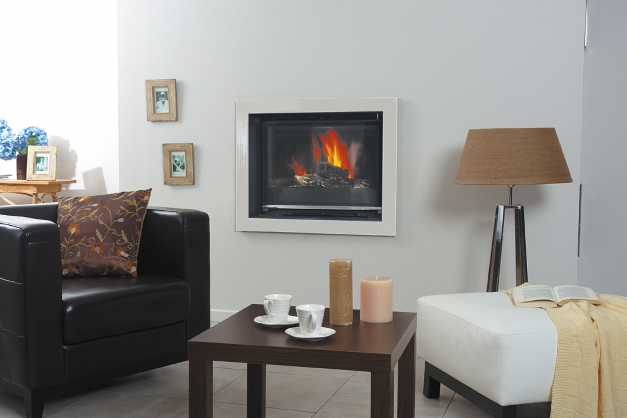 Insert de cheminée design encastré dans un salon contemporain - Cheminées Philippe à Dax