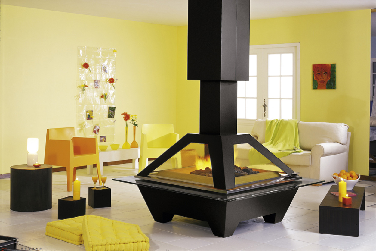 Cheminée centrale design avec foyer suspendu dans un intérieur contemporain - Cheminées Philippe à Dax