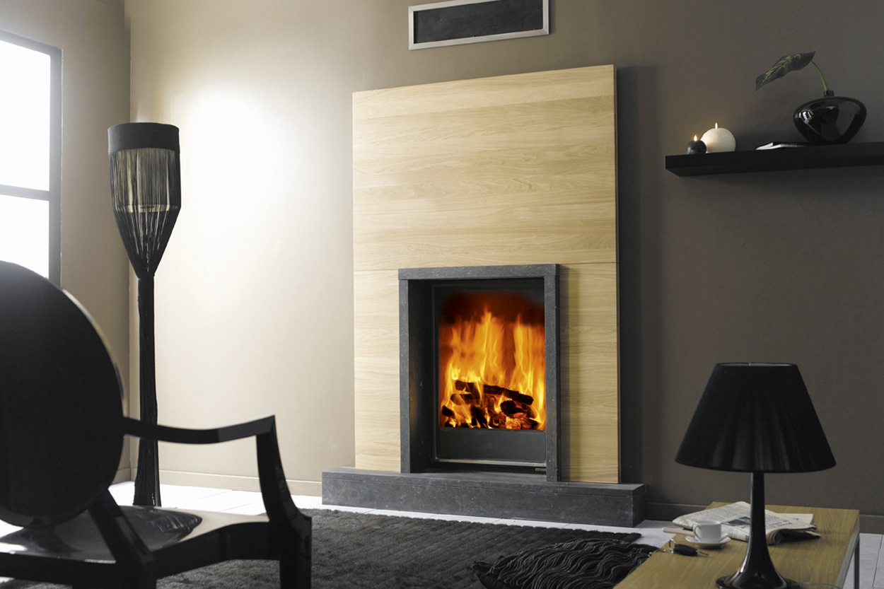 Cheminée design avec insert vertical et habillage bois dans un salon moderne - Cheminées Philippe à Dax