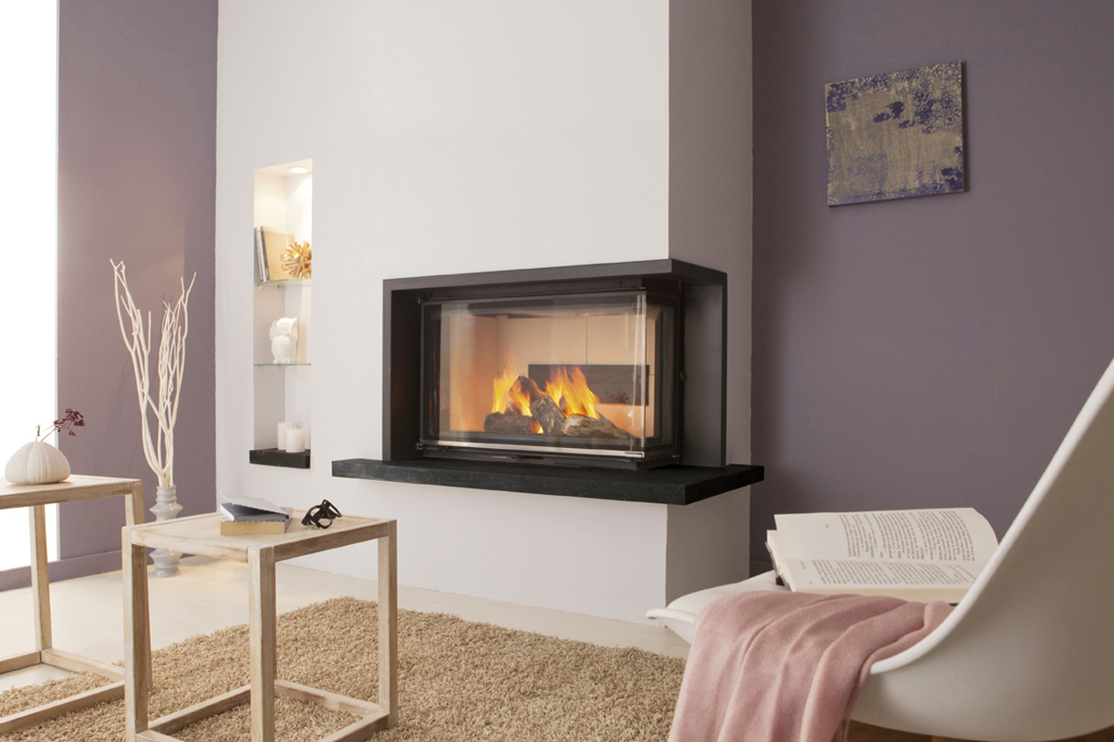 Cheminée d’angle design avec foyer vitré dans un salon cosy - Cheminées Philippe à Dax