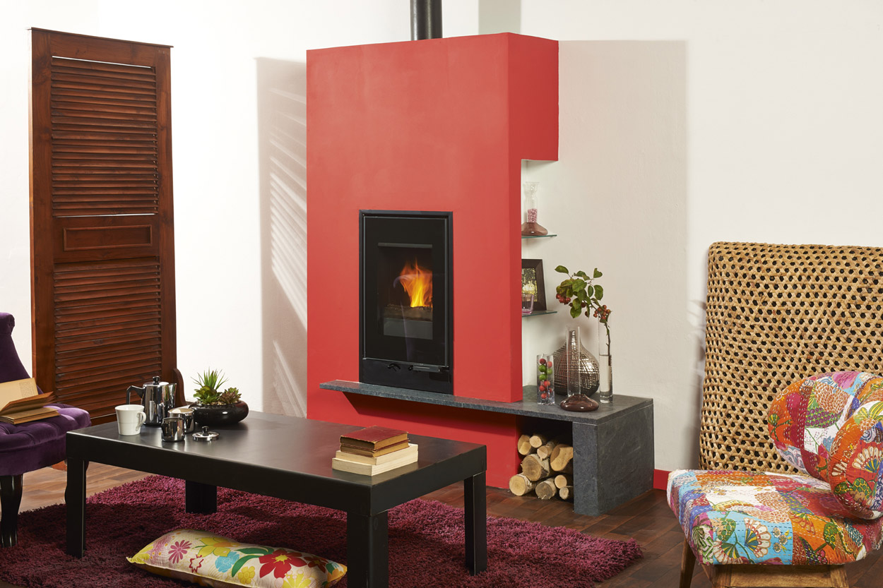 Cheminée design rouge avec insert vertical dans un salon moderne - Cheminées Philippe à Dax