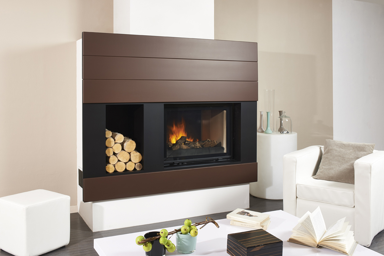 Cheminée design avec insert vitré et rangement pour bûches - Cheminées Philippe à Dax