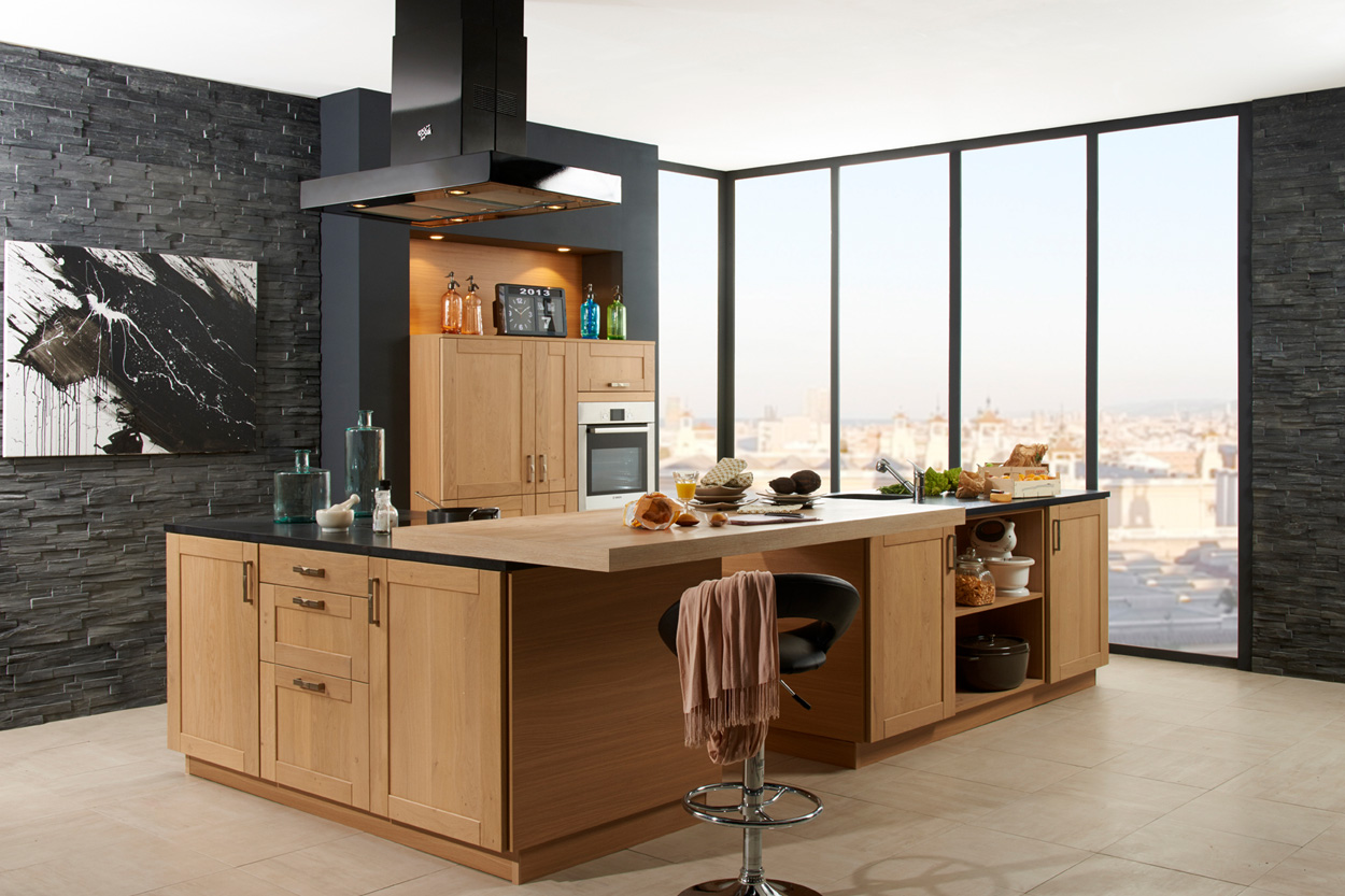 Cuisine contemporaine en bois avec îlot central et grandes baies vitrées - Cheminées Philippe à Dax