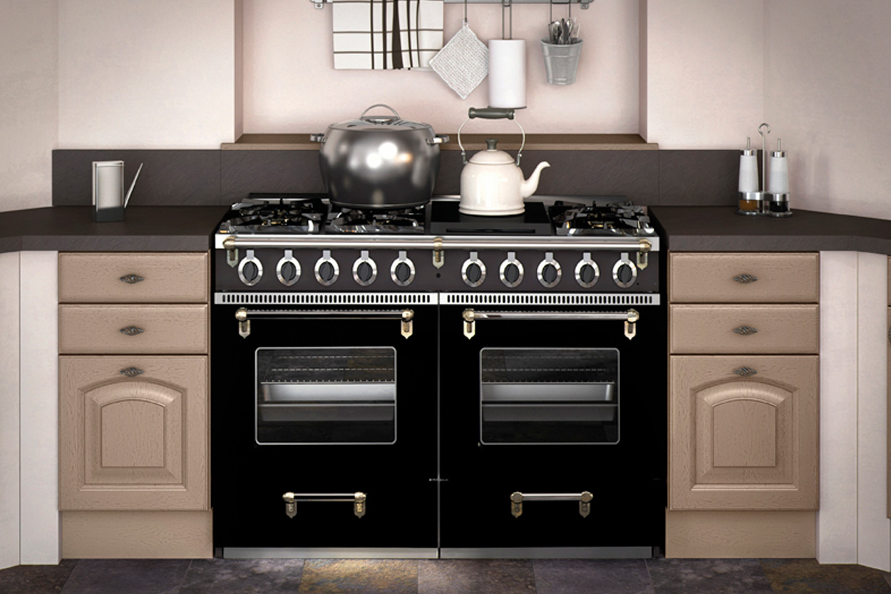Piano de cuisson noir intégré dans une cuisine traditionnelle beige - Cheminées Philippe à Dax