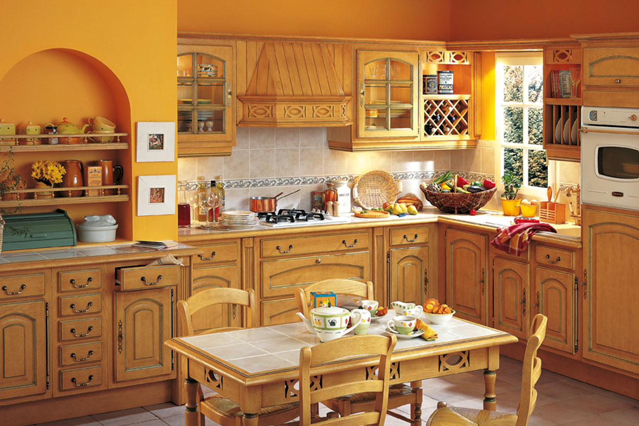 Cuisine rustique en bois avec table repas et rangements traditionnels - Cheminées Philippe à Dax