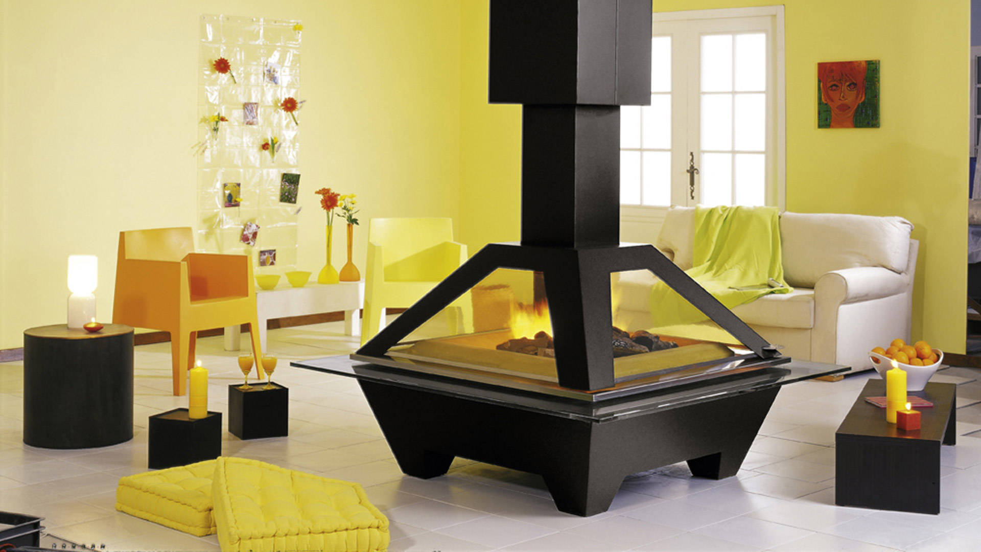 Poêle à bois moderne gris avec vitrage et feu visible - Solution chauffage design par Cheminées Philippe dans les Landes